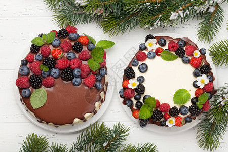 圣诞假日巧克力蛋糕和芝士蛋糕加浆果图片