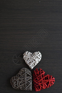 红色灰色和白色的红心在木质背景上Valentine日构想复图片