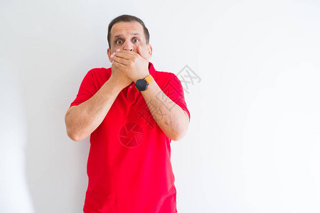 中年男子在白墙上穿着红色T恤用双手遮住图片