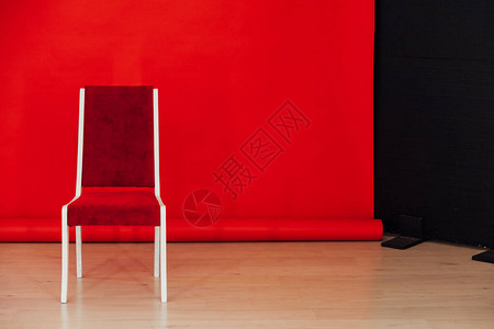 红背景的一把椅子放在图片