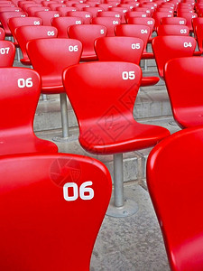 体育综合体育场环形圆顶竞技场中带白色数字和圆形剧场的红色玻璃纤维座椅图片