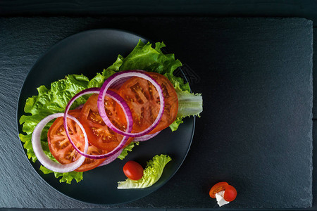 早餐番茄三明治和沙拉图片