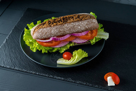 早餐番茄三明治和沙拉图片