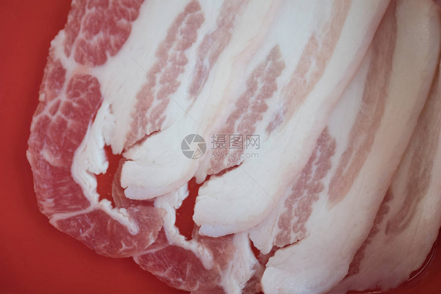 红盘上的薄片生猪肉图片