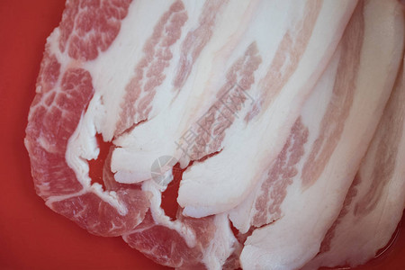 红盘上的薄片生猪肉图片