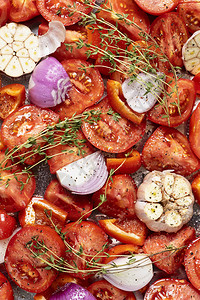 生红番茄切片紫洋葱大蒜和百里香图片