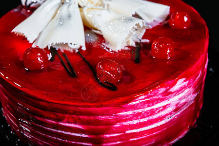 新鲜制作的樱桃蛋糕的特写图片