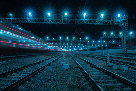 长距离接触照片拍摄夜间铁路图片