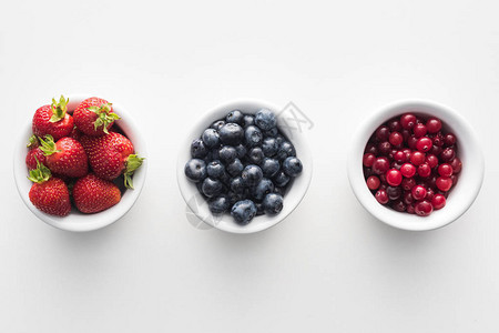 白碗上方的草莓和蓝莓甜果图片