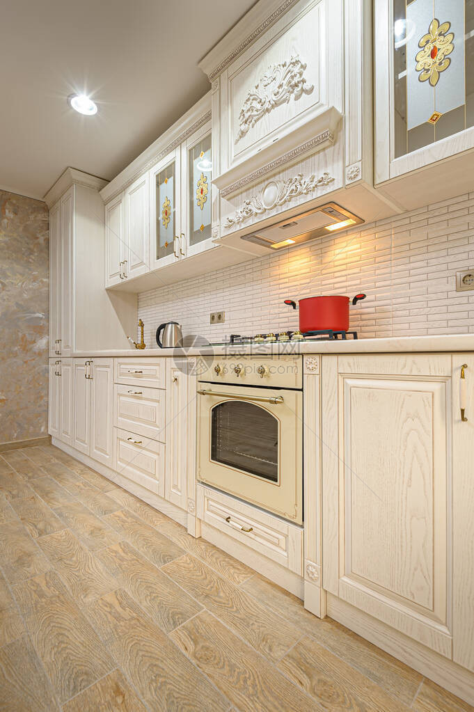 现代白色米蜂式厨房内图片