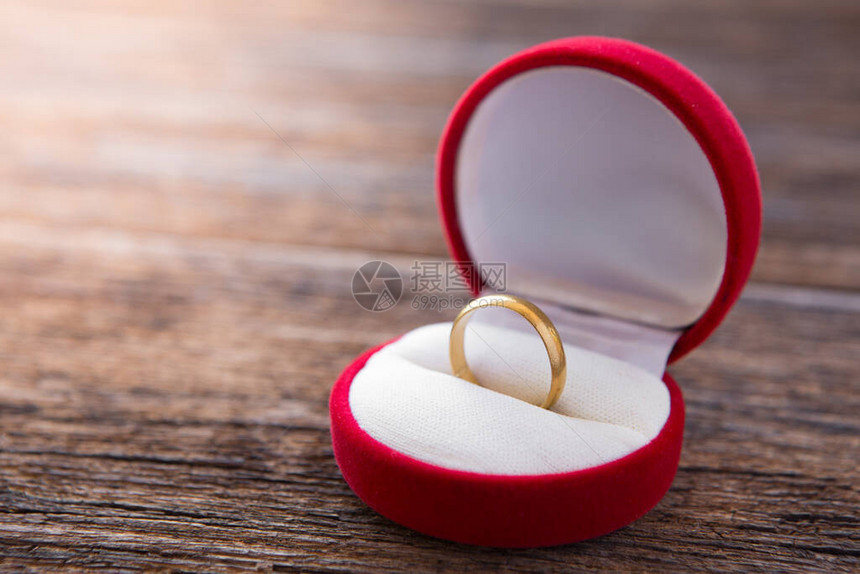 红环金戒指盒的红环金戒指带阳光图片