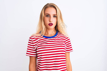 年轻漂亮的女人穿着红色条纹T恤站在孤立的白色背景上图片