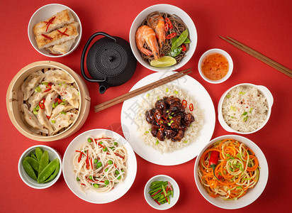 红色背景中的国传统菜肴的各种菜肴图片