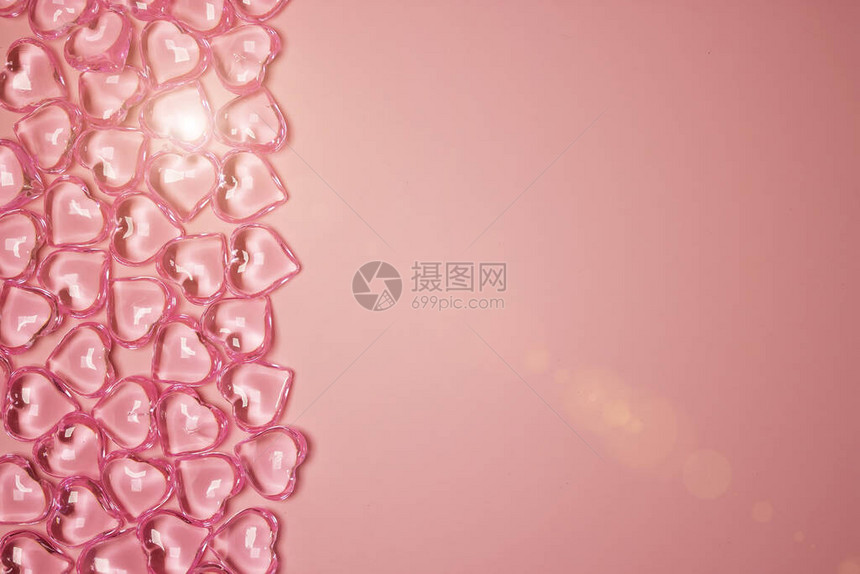 粉红色背景上的玻璃透明心图片