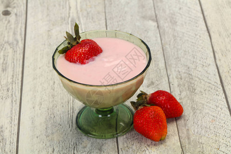 碗里加草莓的牛奶Y图片