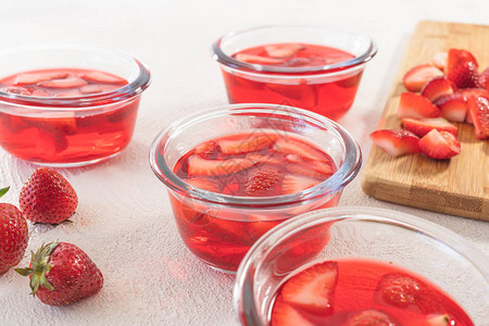 玻璃碗里的草莓Jelly在购物委员会上剪切的草莓图片