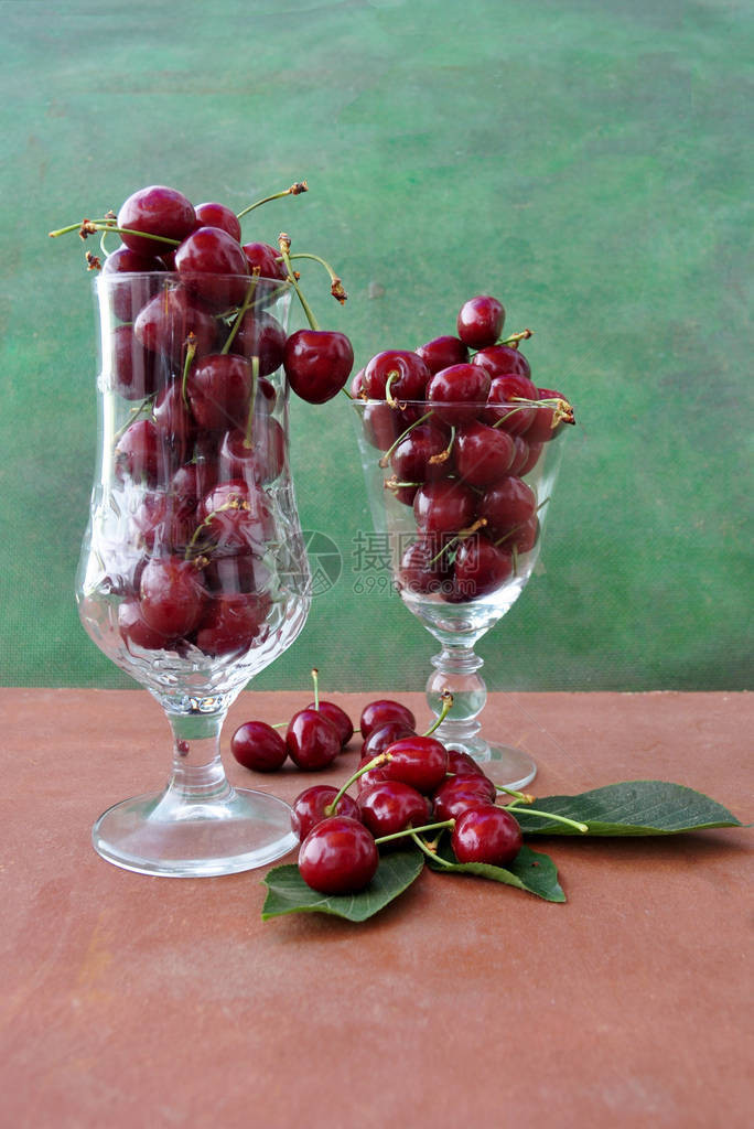 两杯玻璃加新鲜樱桃图片