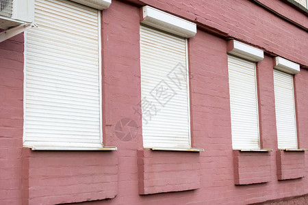 红砖建筑窗户上的百叶窗图片