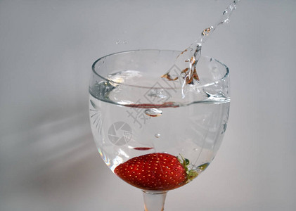 草莓掉进水里图片