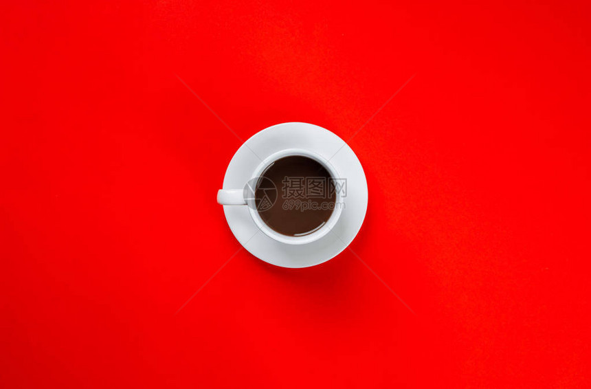 红色背景的黑咖啡白图片