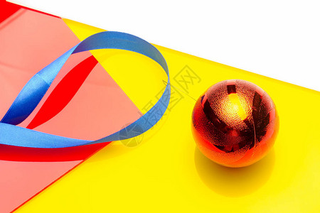 红球与美丽的彩色领带相连图片