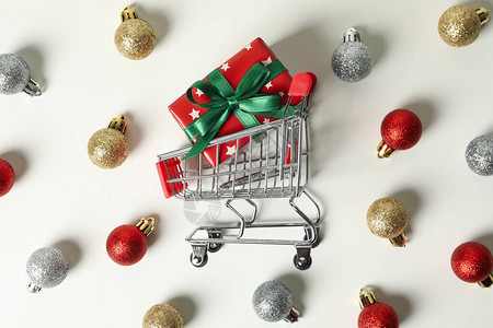 购物车与圣诞盒和白色上的小玩意图片