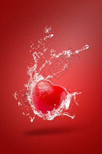 水溅在红色球泡沫上图片