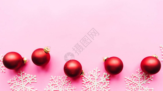 红圣诞球在粉红背景上平躺顶视图图片