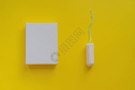 月经期概念妇女卫生保护黄色背景的白盒子中的棉条复制空间和模拟工图片