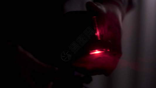 暗室水平测量用红色激光线施工具和设备概念关闭在黑暗中设置图片