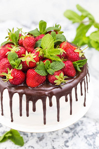 美味的芝士蛋糕配草莓的特写图片