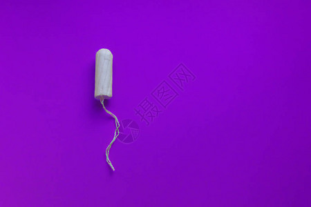 紫色背景下的女卫生棉条和月经卫生图片