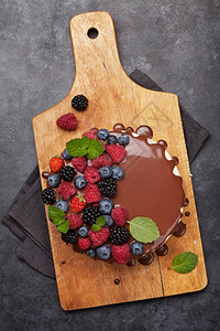 巧克力蛋糕或芝士蛋糕加浆果在图片