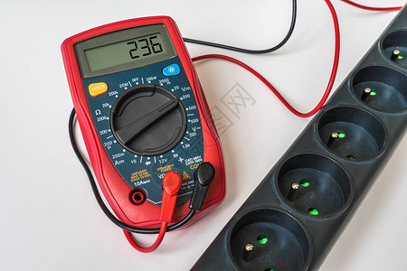 红数字多米测量电源插座中的电压图片