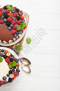 巧克力蛋糕和芝士蛋糕加浆果图片