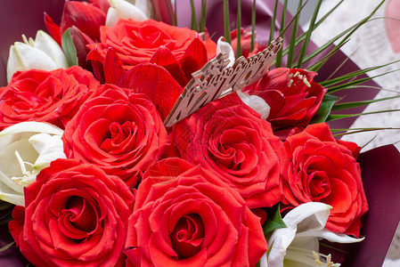 红玫瑰和一束鲜花图片