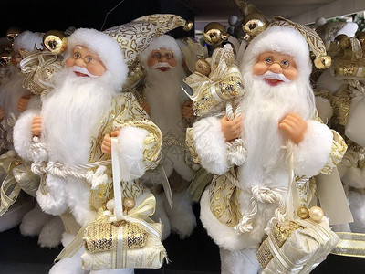 明亮柔软的圣诞玩具圣诞老人圣诞前夜货架上的圣诞老人娃为假期做准备图片