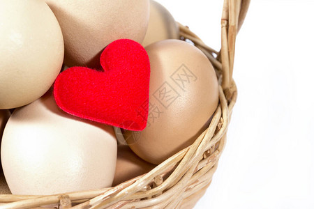 篮子里有鸡蛋的红色心形图片