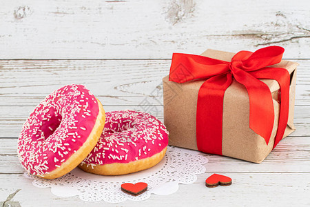 情人节的浪漫早餐礼物心和甜圈情人节的概图片
