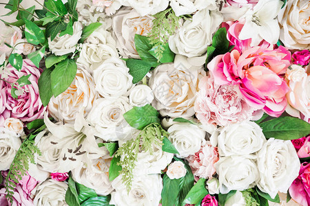 白玫瑰粉红玫瑰和绿叶的人工鲜花背景图片