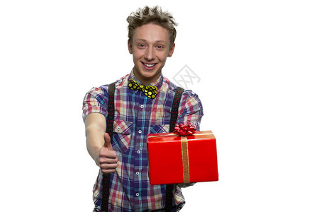 带着礼物盒和大拇指的少年男孩微笑着被孤图片