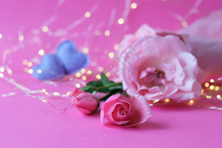 粉红色背景中的新鲜玫瑰红心照明情人节浪漫祝贺的概念生日快乐卡婚礼请图片