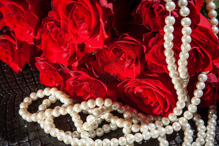 美丽的红玫瑰和白珍珠女美的概念情人节和妇女节的背图片