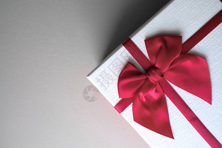 情人节礼物浪漫情侣的礼品盒和红丝带图片