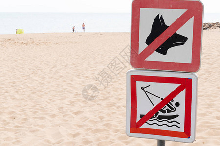 禁止标志没有船和禁止狗标志在沙滩海岸图片