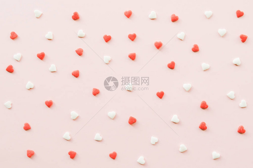 情人节背景与粉红色背景上的红色和白色的小心脏情人节的概念复制图片
