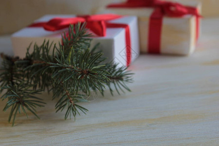 节日礼品盒圣诞树枝图片