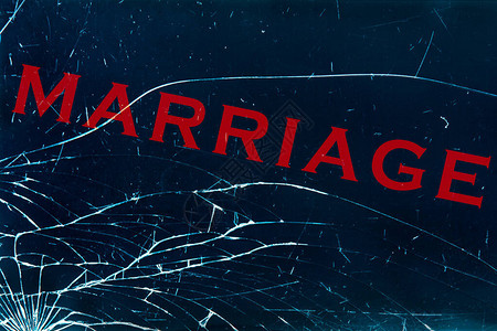 破碎的婚姻概念破碎的深蓝色玻璃图片