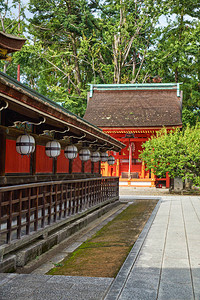 背景是小型的济州神社图片