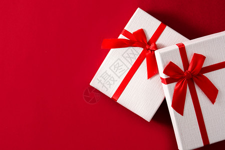 红色背景的各类白色礼品盒Top视图背景图片